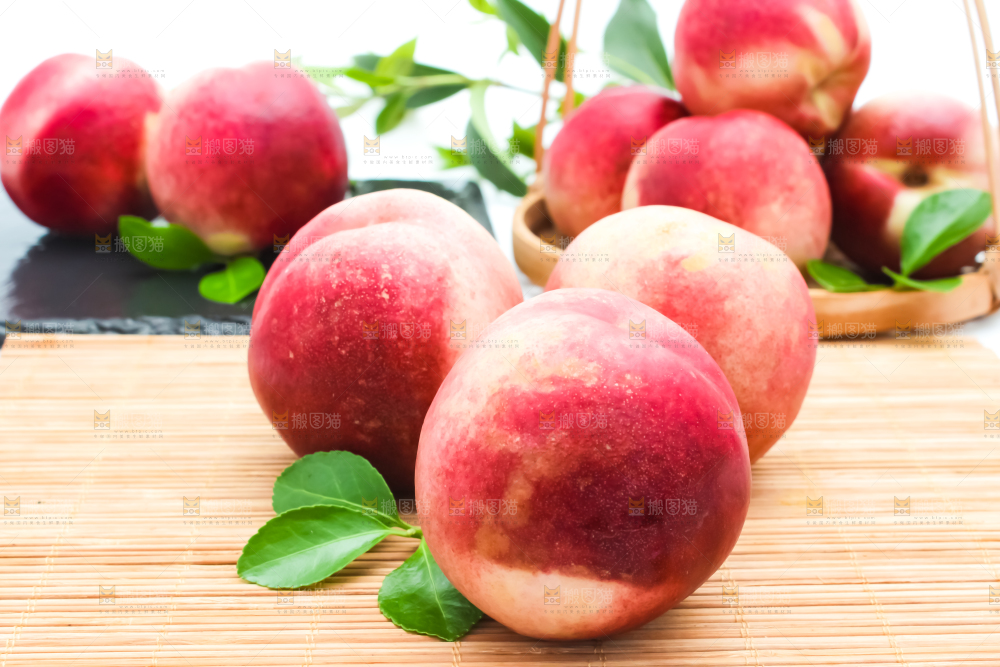 浅底上放着澳洲油桃