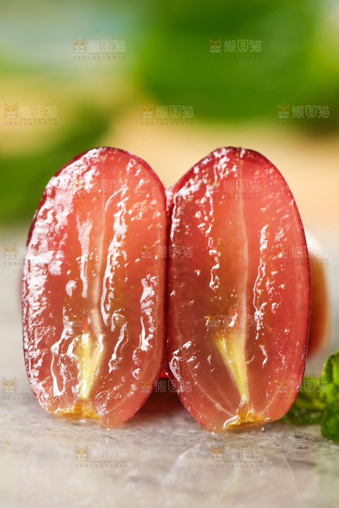 石板上放着掰开的美人指葡萄
