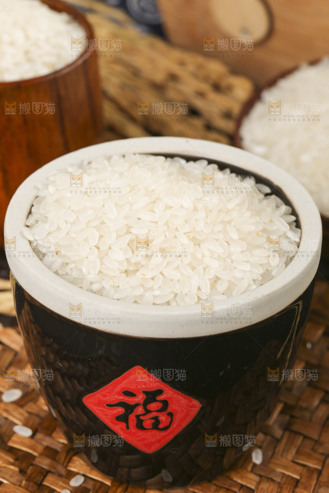 木底上放着一缸东北五常大米
