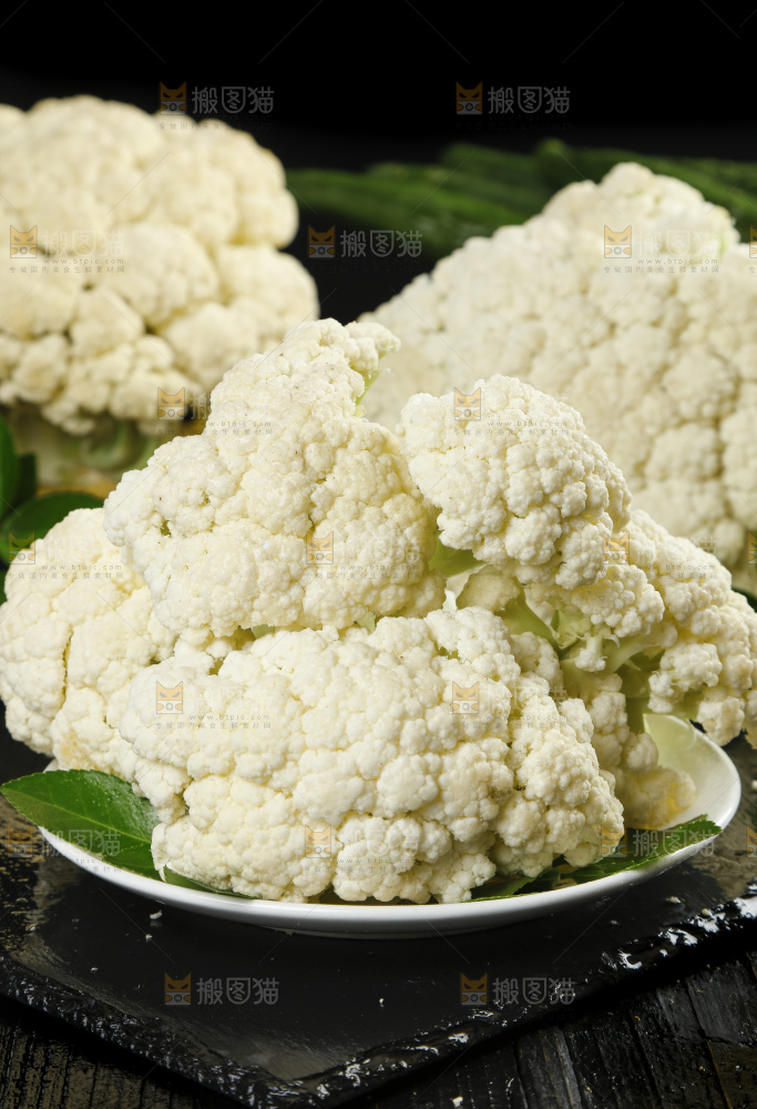 深底上的新鲜花椰菜
