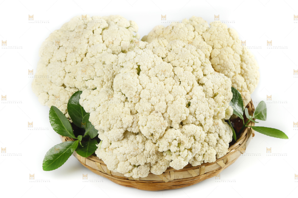 白底上放着一筐新鲜山东花菜
