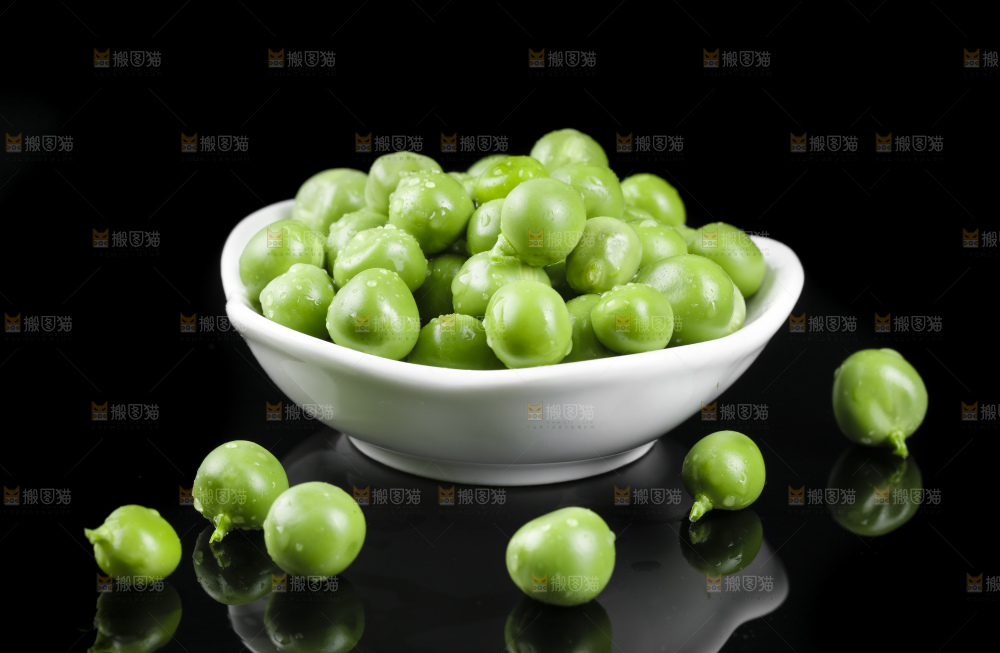 深底上放着豌豆