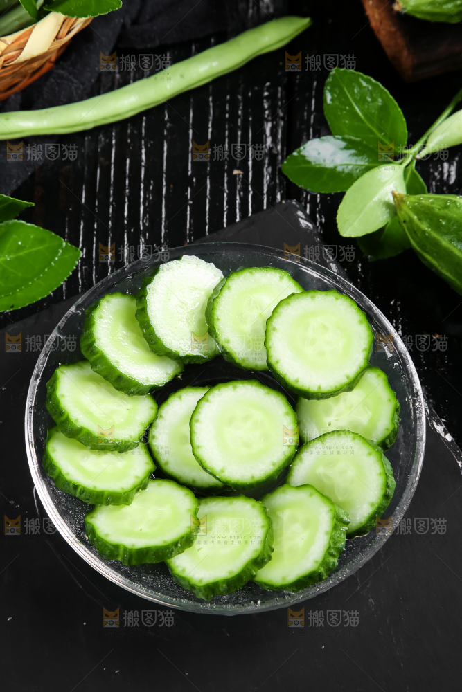 黑石板上放着一盘切开的山东青黄瓜
