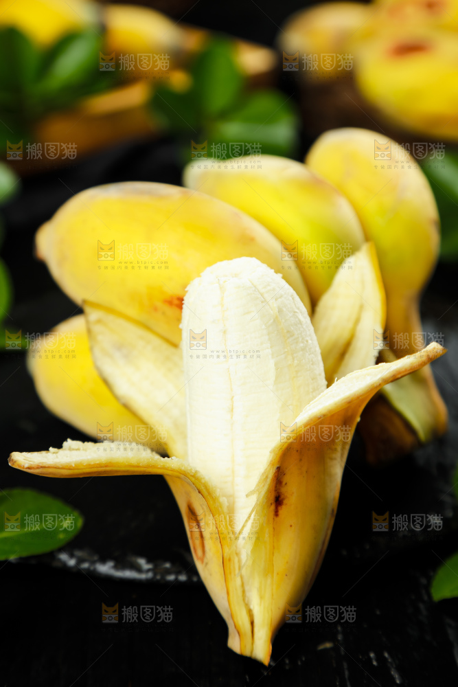 黑石板上放着苹果蕉