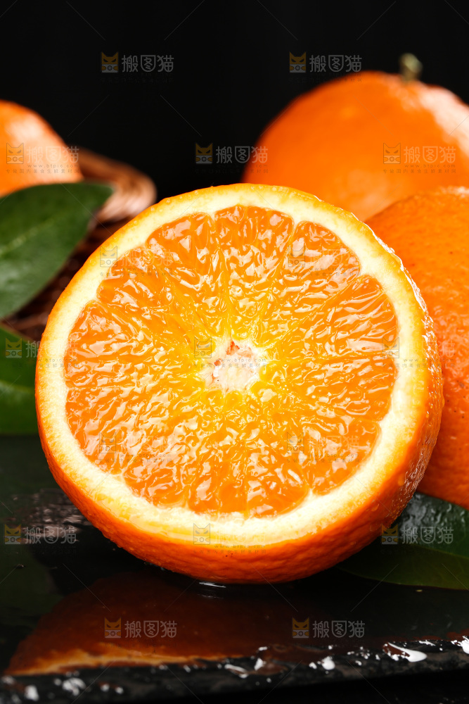 黑石板上摆放着青见柑橘