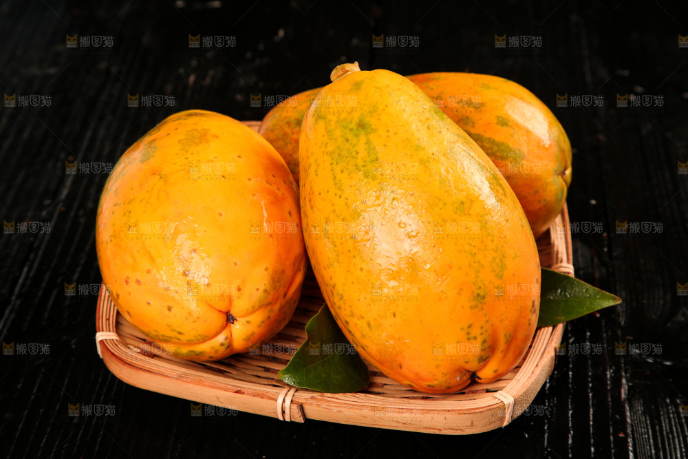 木底上放着一筐新鲜木瓜