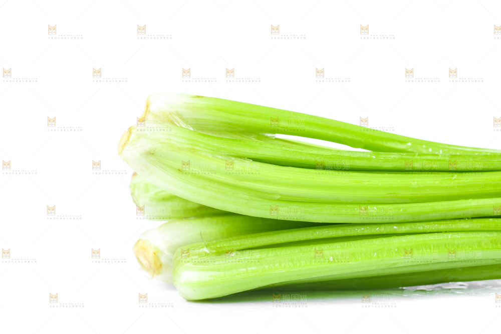 白底上放着新鲜芹菜