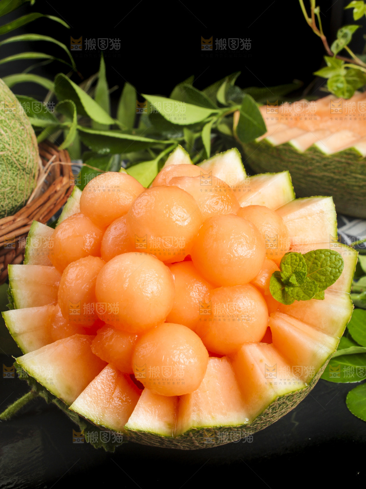 深底上放着切开的新疆哈密瓜