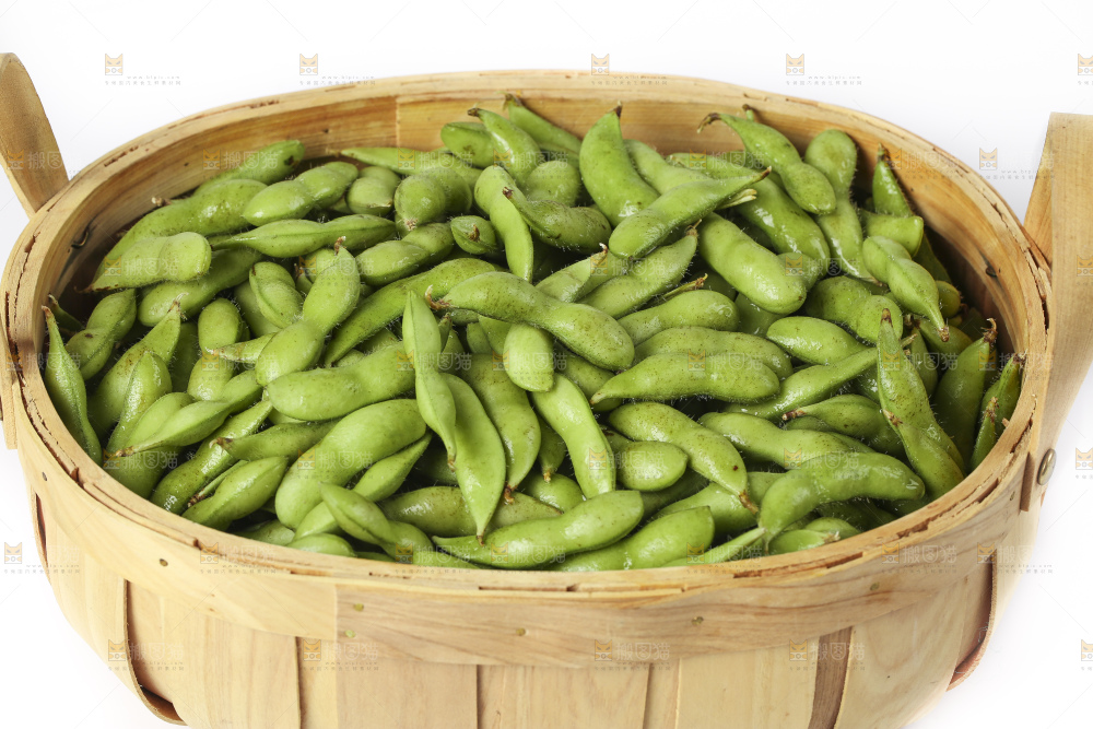 白底上放着一筐新鲜毛豆