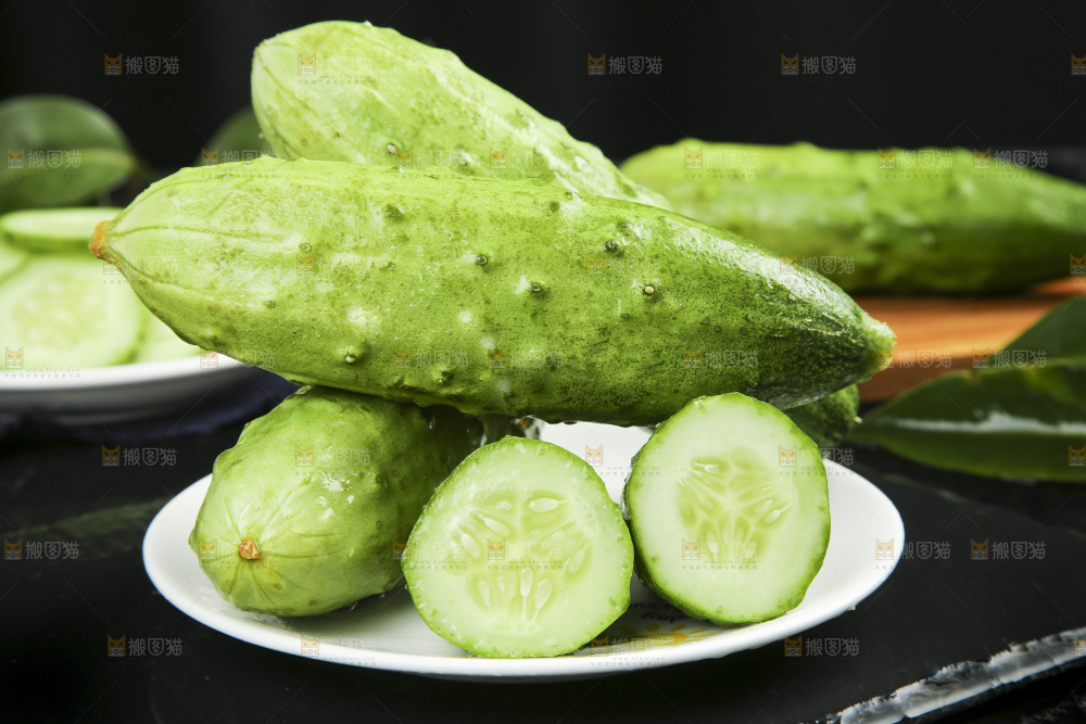 黑石板上放着一盘切开的山东旱黄瓜