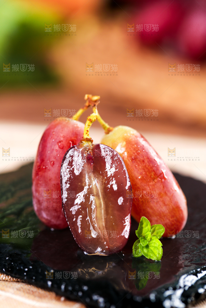 黑石板上放着切开的澳洲美人指葡萄