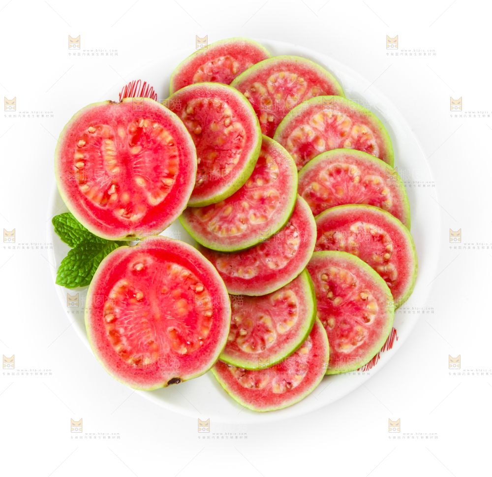 碟子里装着新鲜红心芭乐