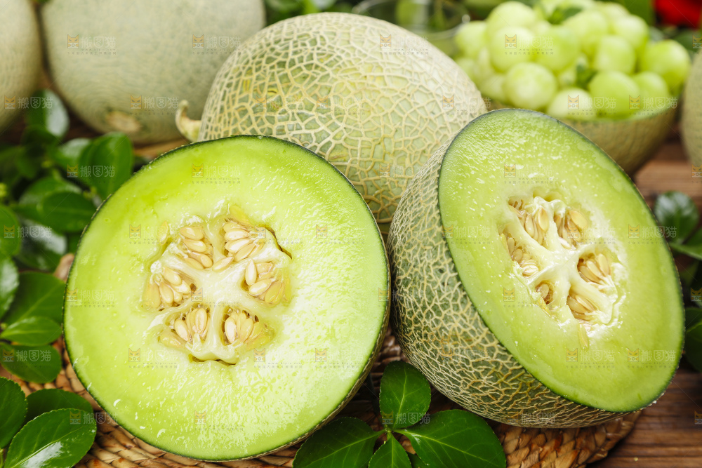 切开的海南网纹蜜瓜放在木底上