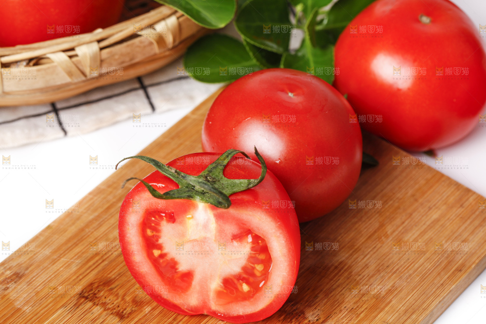 木板上放着切开的沙瓤西红柿