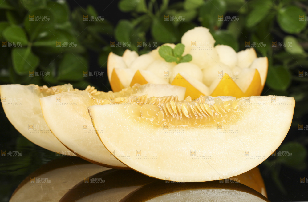 黑底上放着陕西黄河蜜瓜