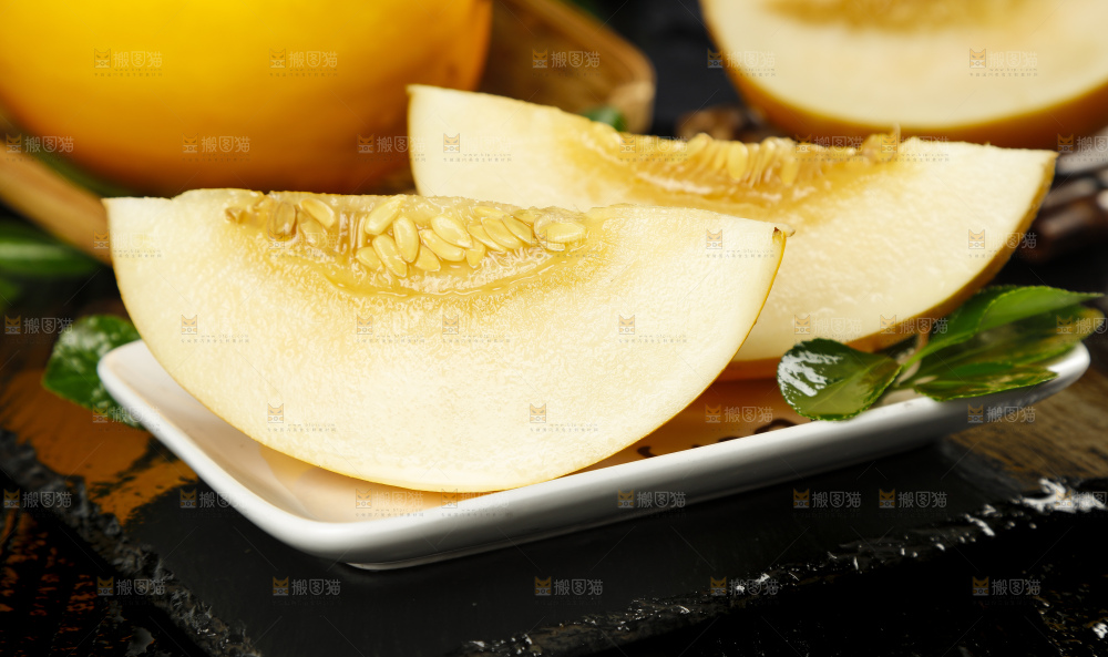 黑石板上放着切开的阎良黄河蜜瓜