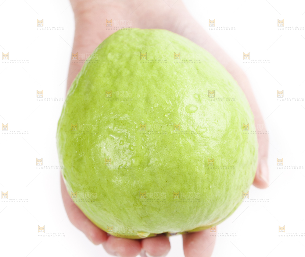 手里拿着白心芭乐