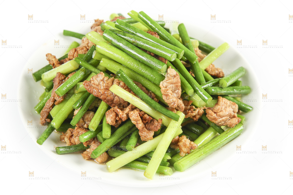 白底上放着一盘蒜苔炒肉