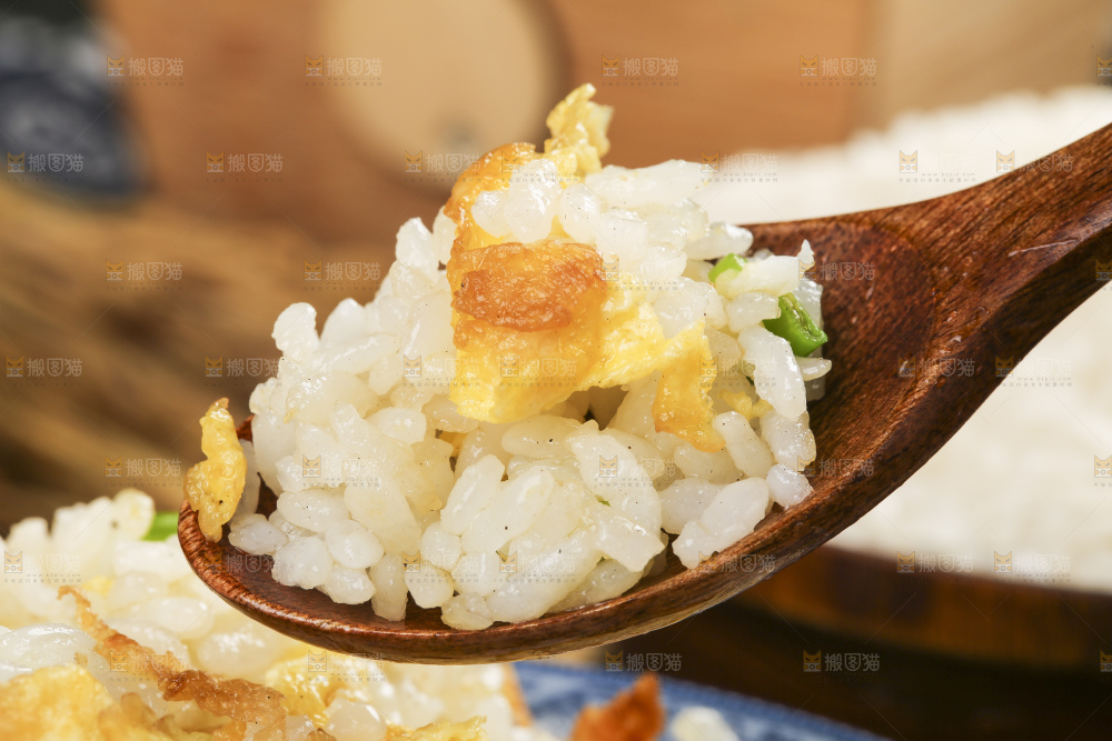 勺子里装着蛋炒饭