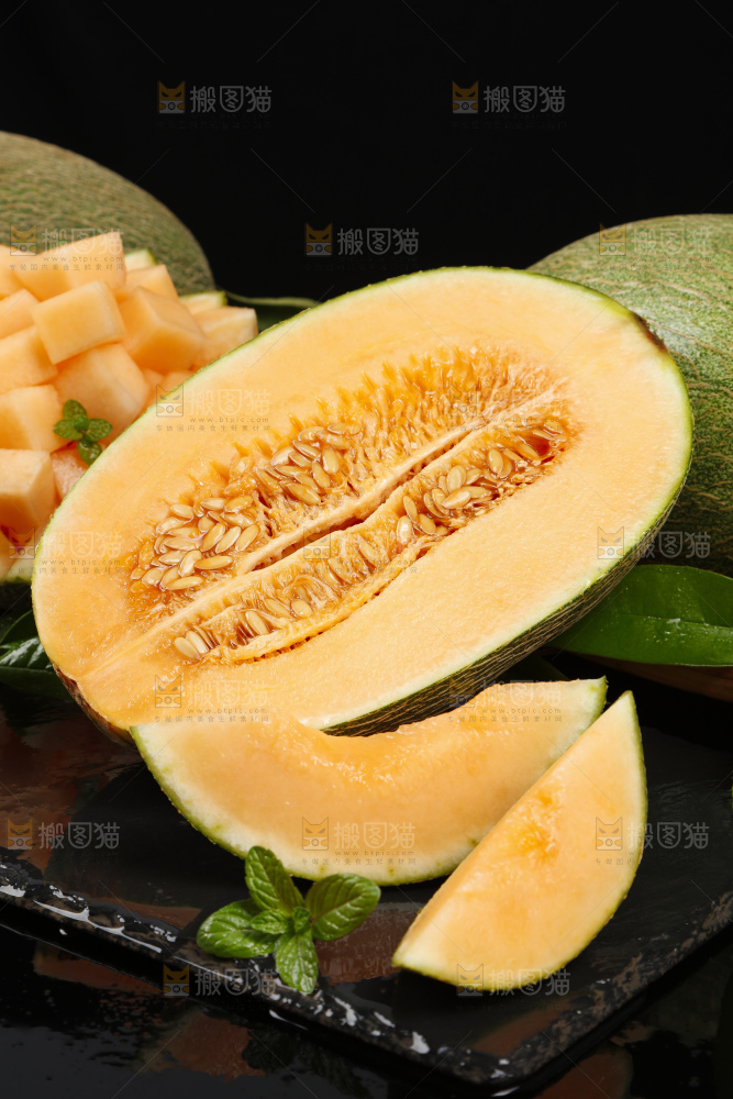 深底上放着切开的西州蜜25号