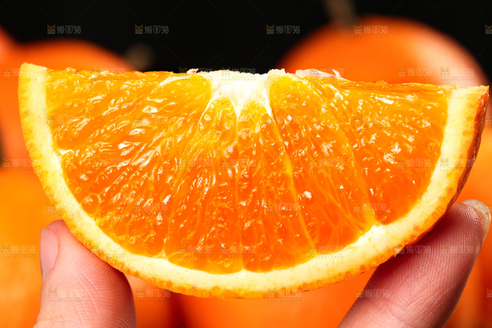 黑石板上摆放着青见柑橘