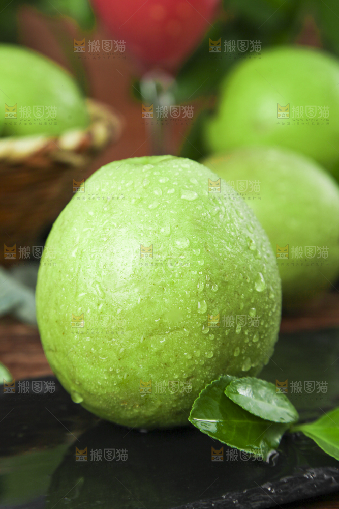 黑底上放着红心芭乐