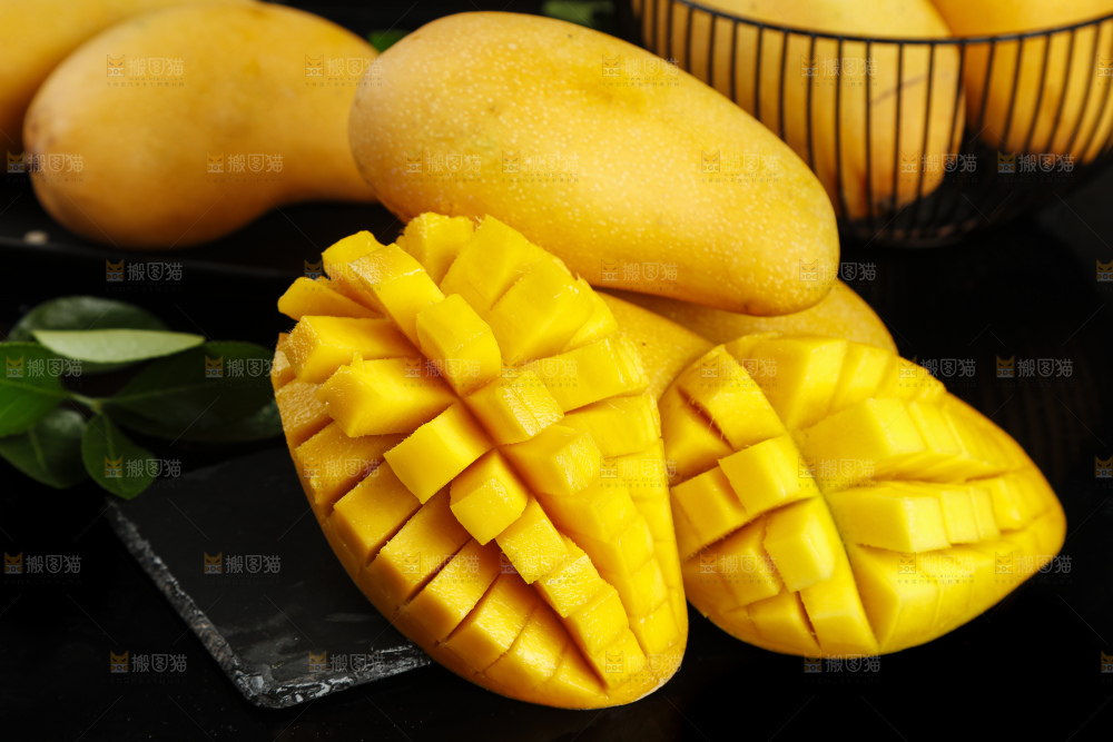 切开的海南金煌水仙芒放在深底上