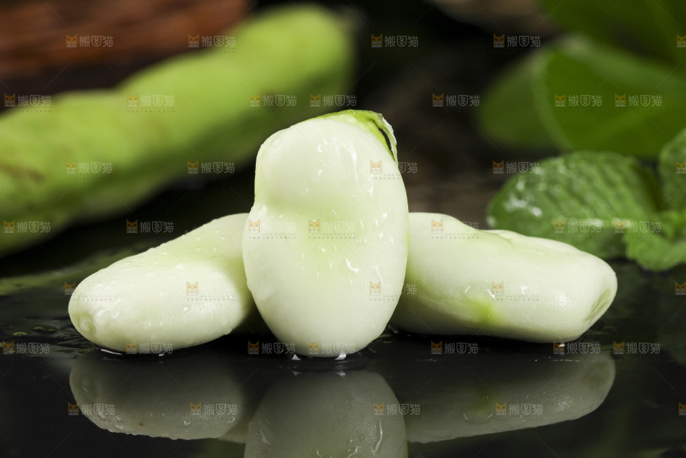 黑底上放着剥壳的罗汉豆