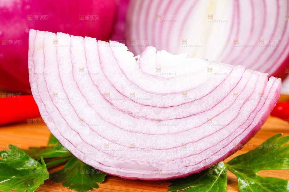 木底上摆放着紫皮洋葱