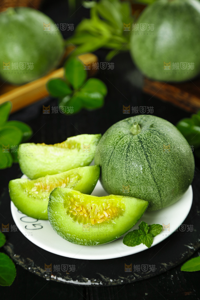 黑底上一盘绿宝甜瓜