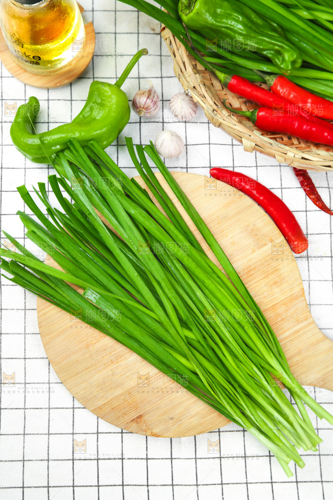 格子底上的鲜嫩韭菜