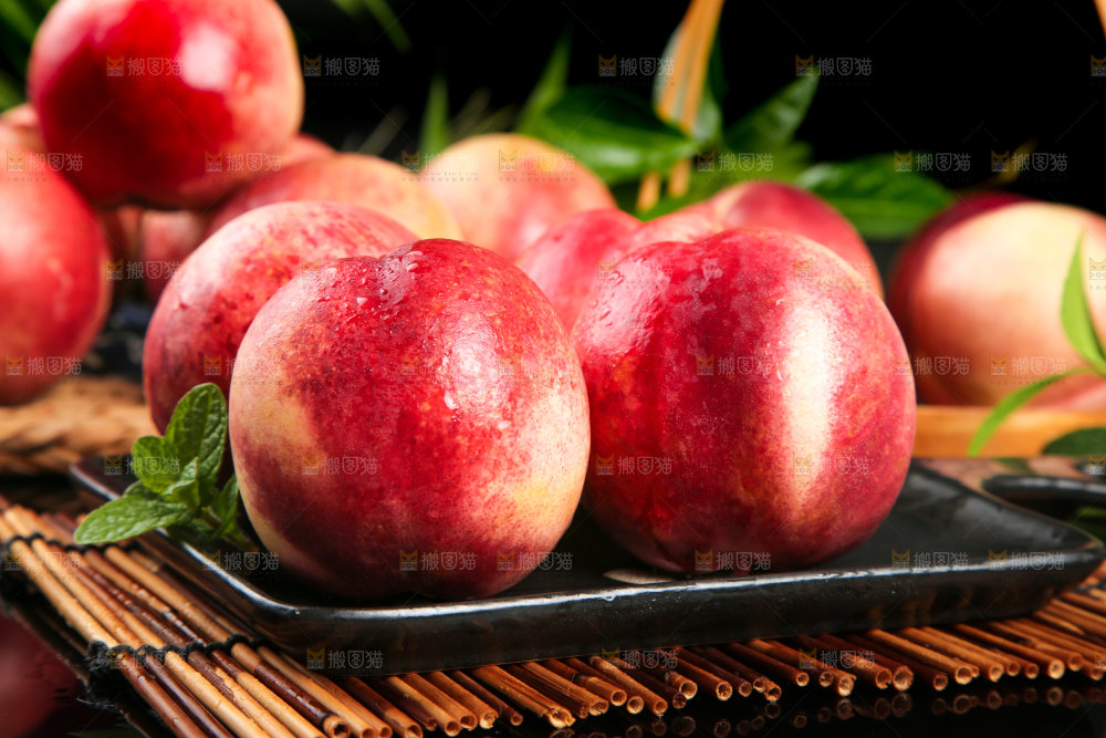 深底上放着一盘大油桃