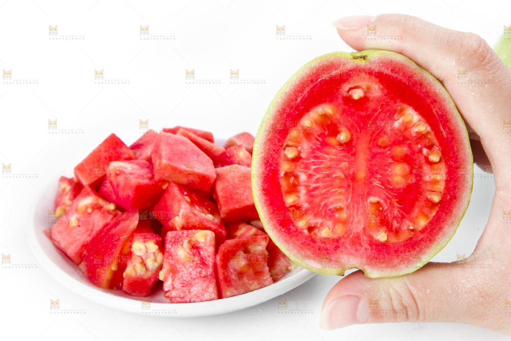 手里拿着红心芭乐