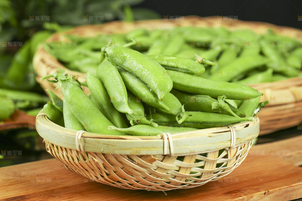 竹篮里放着豌豆荚