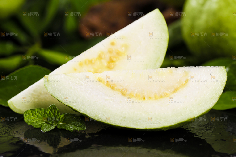 黑底上的芭乐切块