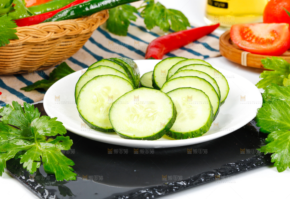木底上摆放着切开的黄瓜