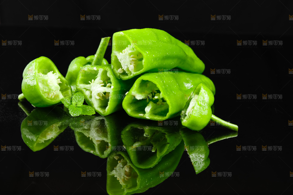 黑底上放着辣椒