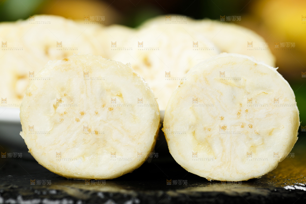 黑底上的苹果蕉果肉