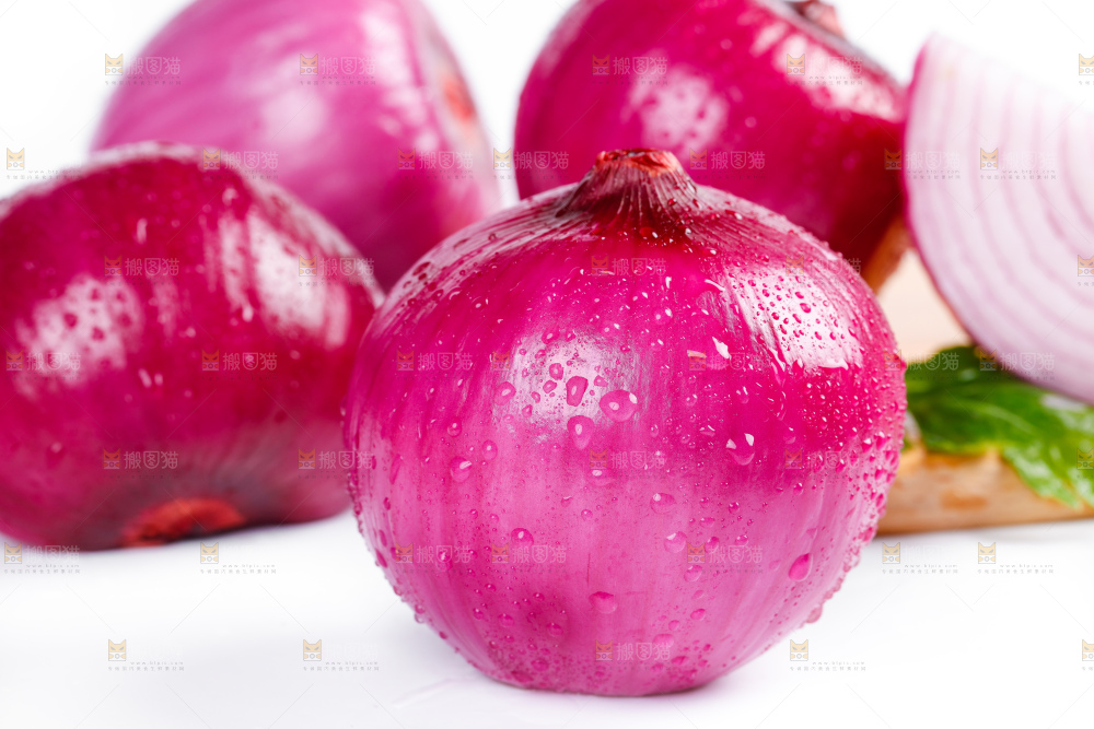 白底上的洋葱