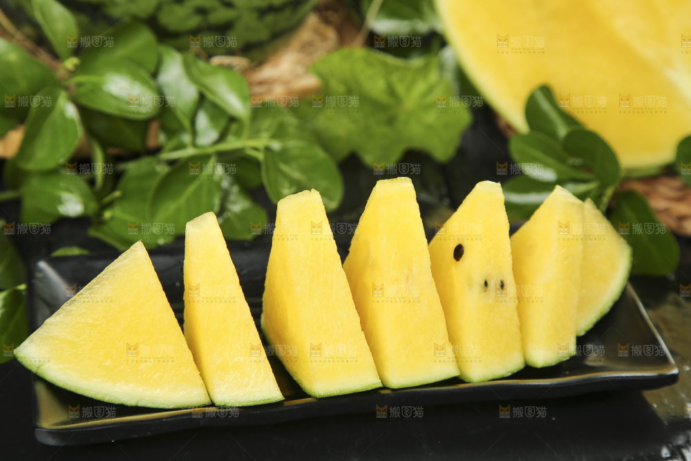 黑底上放着一盘特小凤黄肉西瓜