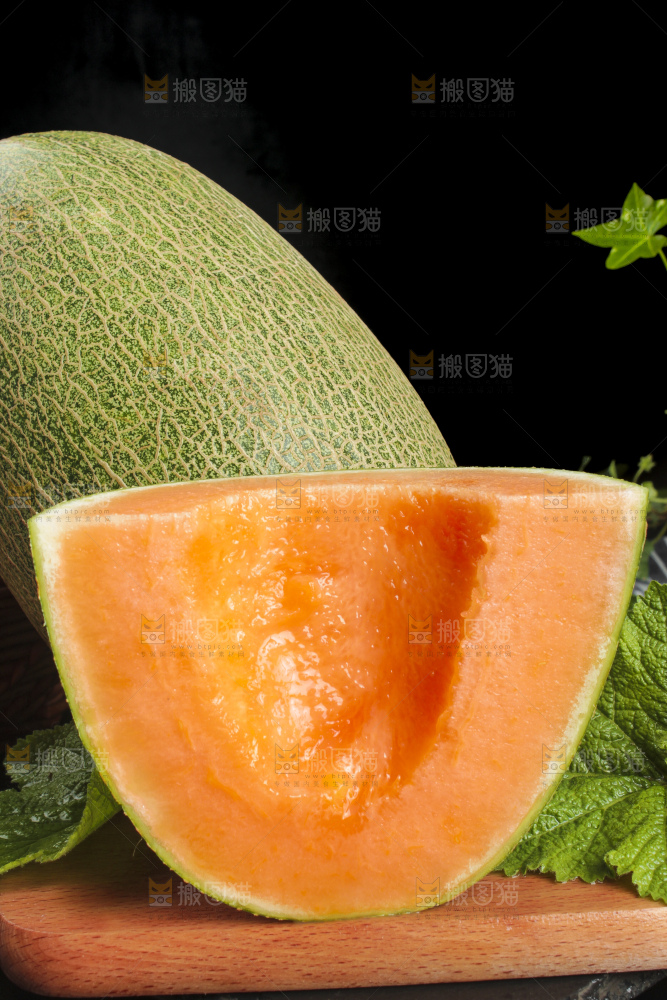 木底上放着新鲜哈密瓜