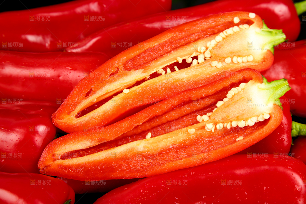 黑底上放着红菜椒