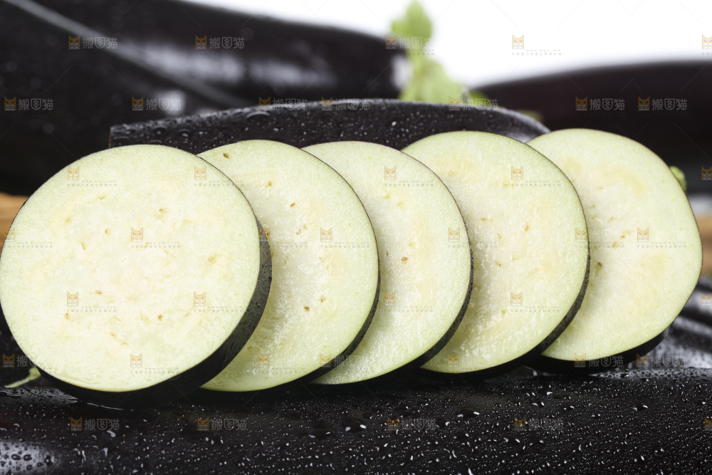 格子底上的新鲜长茄子