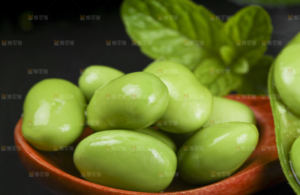勺子里装着毛豆粒
