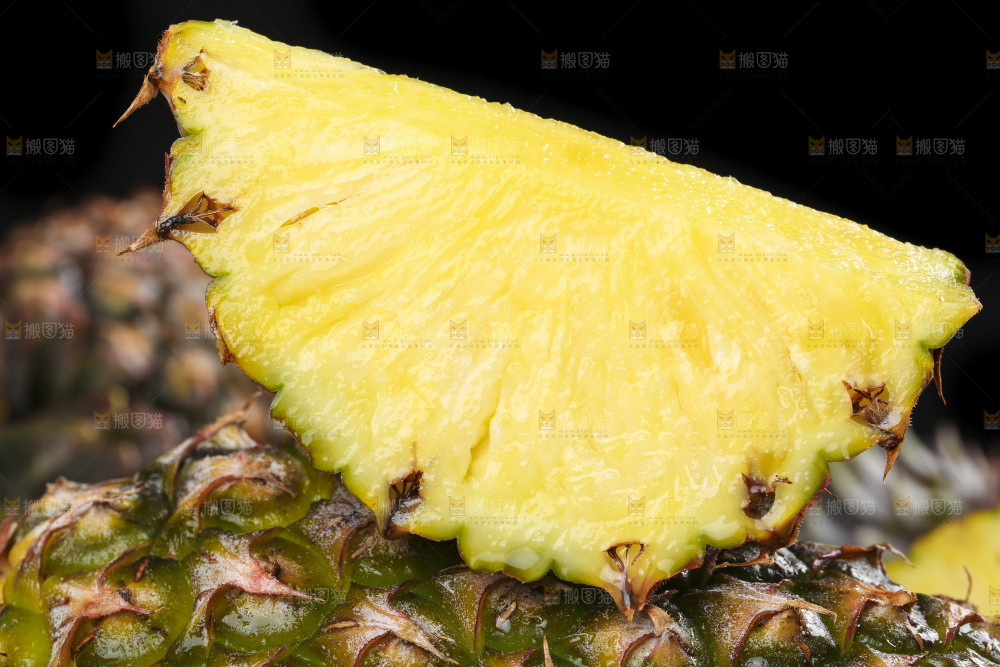 黑石板上放着切开的新鲜凤梨