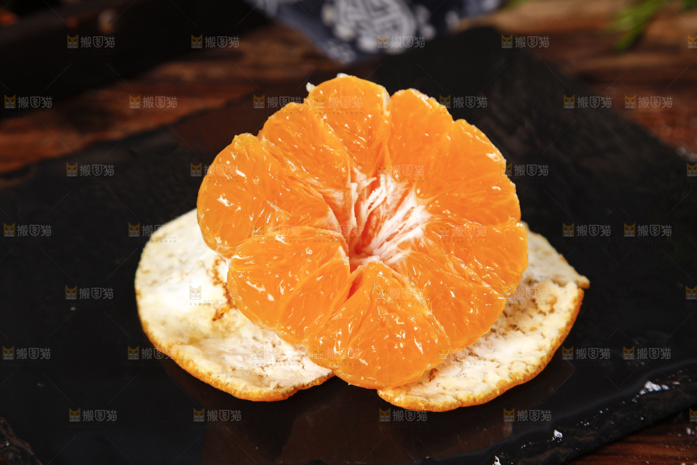 黑石板上放着新鲜丑柑