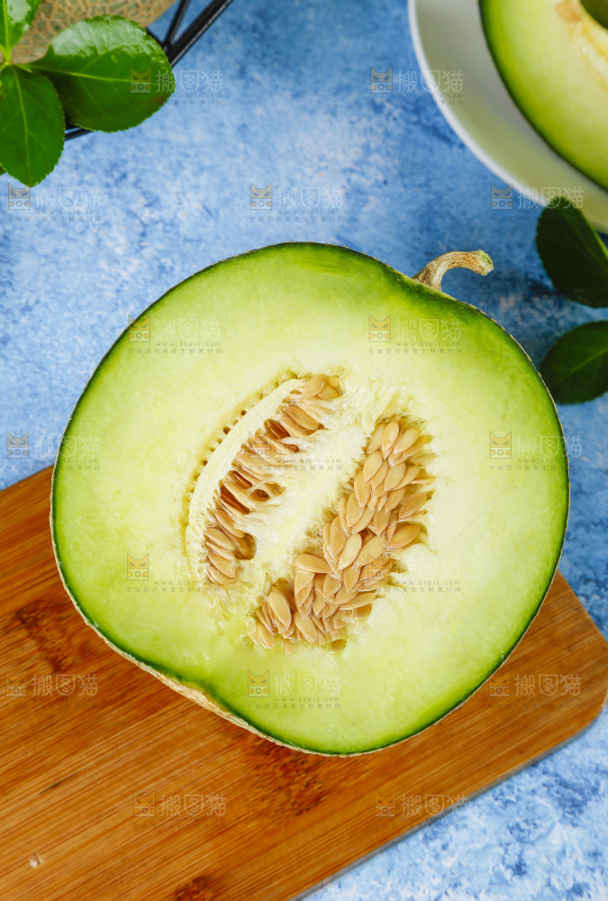 木底上放着切开的玫珑网纹蜜瓜