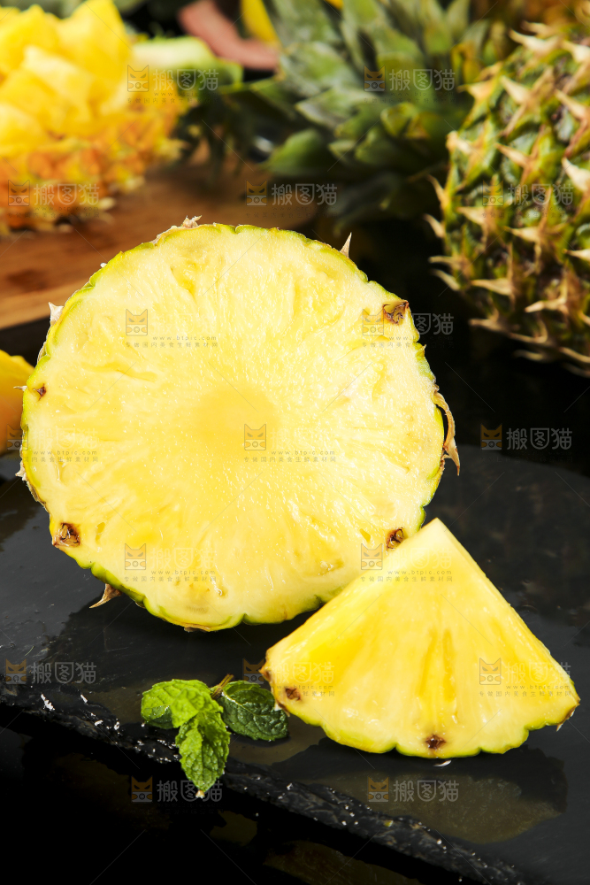 黑石板上放着海南金钻凤梨