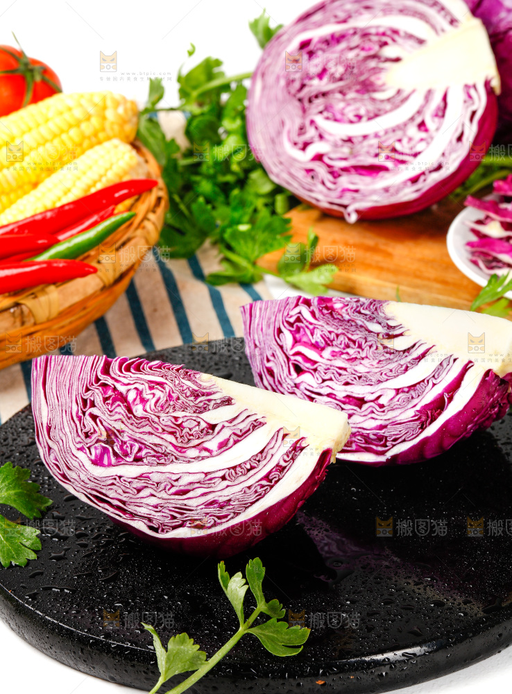 黑底上放着的甘蓝