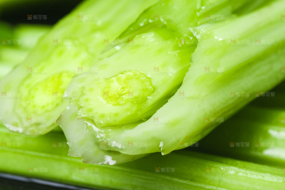 黑石板上的芹菜